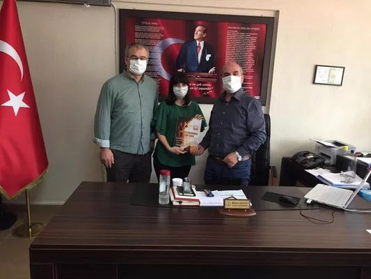 b9878455c_opt Proje kitapçığımızı hediye ettik