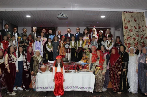 Cahit Kural İlkokulu’nda Geleneksel Kıyafet Defilesi Büyük Beğeni Topladı 2 Geleneksel Kıyafet Defilesi