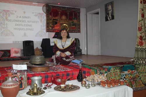 Cahit Kural İlkokulu’nda Geleneksel Kıyafet Defilesi Büyük Beğeni Topladı 3 Geleneksel Kıyafet Defilesi